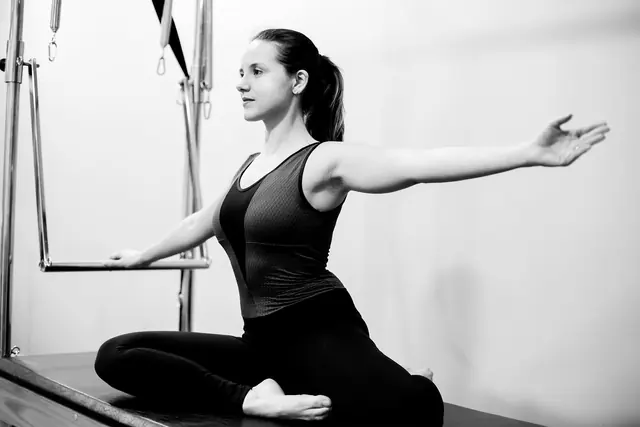 Isabella Rodrigues conduzindo exercício de Pilates no Cadillac